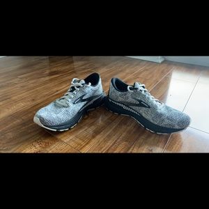 Women’s Brooks Adrenaline size 7. Worn for 2 weeks.